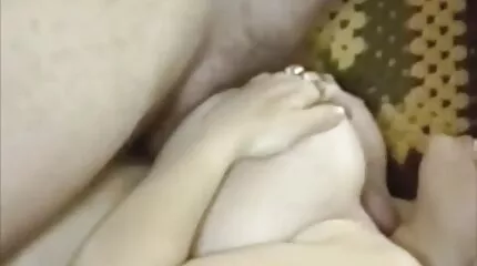 โสเภณีผอมผอมเปลือยกาย fucks ในตูดและ คลิป vdo โป้ cums จากฉวัดเฉวียน