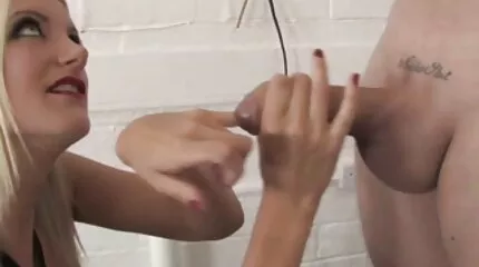 หญิงสาวล่อลวงแฟนของเธอและตบตูดของเธออย่างเร่าร้อน ดู วีดีโอ โป้ ฟรี