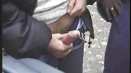 สามีทำให้ภรรยาผู้ใหญ่กำปั้นด้วยมือของเขาในหีแล้ว วีดีโอ โป๊ ดารา fucks เธอ