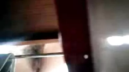 คู่หู fucks วีดีโอ คลิป โป๊ สาวผอมในช่องคลอดบนโซฟา