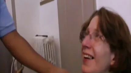 แม่บ้านล่อลวงชายคนหนึ่งและเขาระยำเธอในตูด วีดีโอ โป้ ฝรั่ง