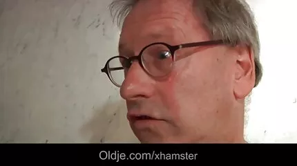 คนที่แต่งตัวประหลาด วีดีโอ โป๊ ดารา fucks หัวหน้าผู้ใหญ่ที่ดูดกระเจี๊ยวของเขา