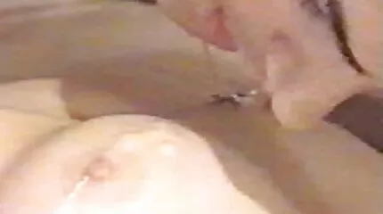 เด็กหนุ่ม โป๊ วีดีโอ fucks ผู้หญิงที่เป็นผู้ใหญ่ชาวรัสเซียบนหัวเข่าของเขาอย่างหนัก