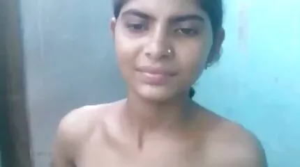 เด็กผู้ชายอย่างรุนแรง fucks วีดีโอ หัน ง โป้ เด็กสาวทางทวารหนักและฟังเสียงครางหวานของเธอ